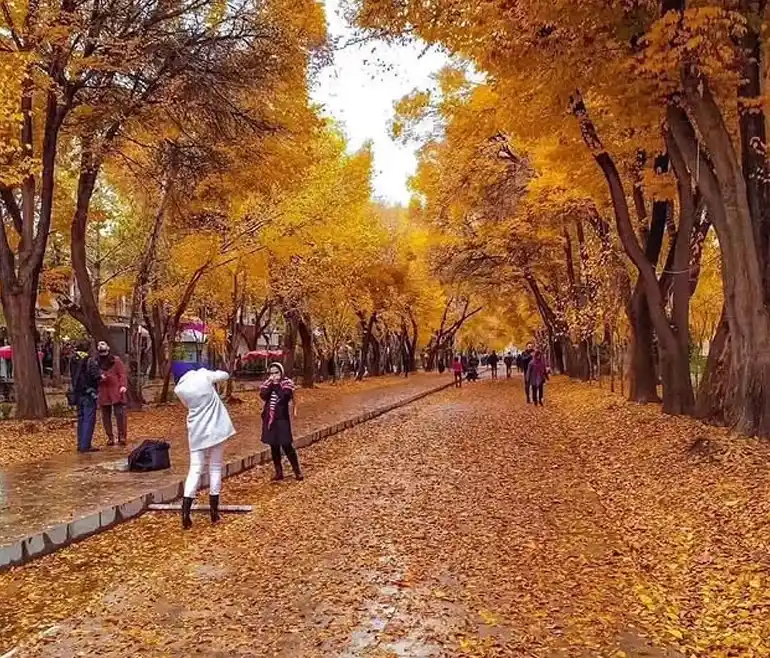 خیابان چهارباغ عباسی از جاهای دیدنی اصفهان