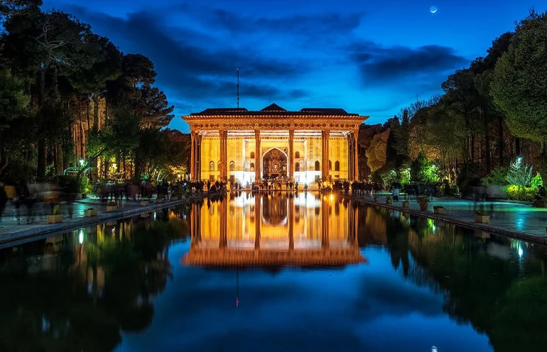 کاخ چهل ستون از جاهای دیدنی اصفهان