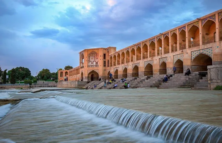 پل خواجو از جاهای دیدنی اصفهان