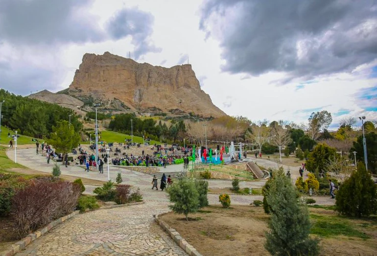 کوه صفه از جاهای دیدنی اصفهان