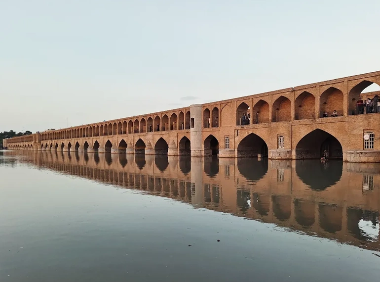 سی و سه پل از جاهای دیدنی اصفهان