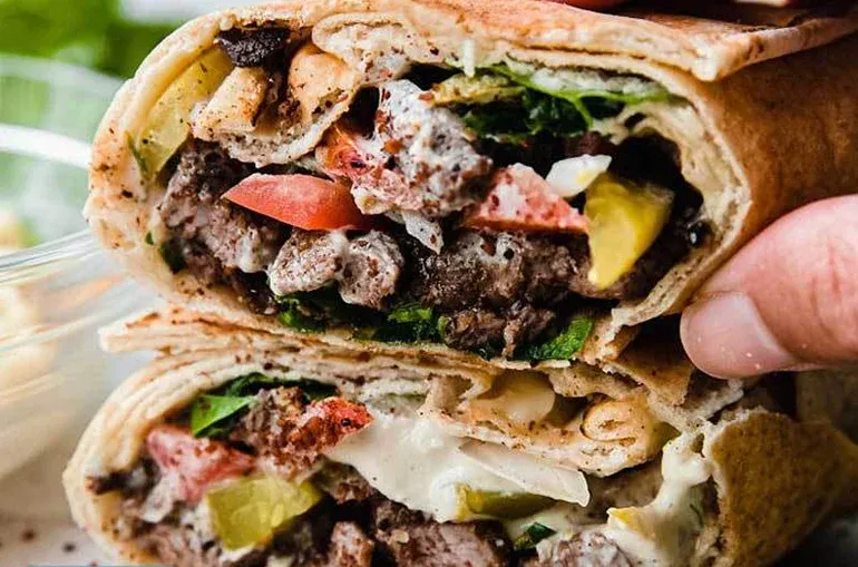 شاورما از غذاهای سنتی دبی