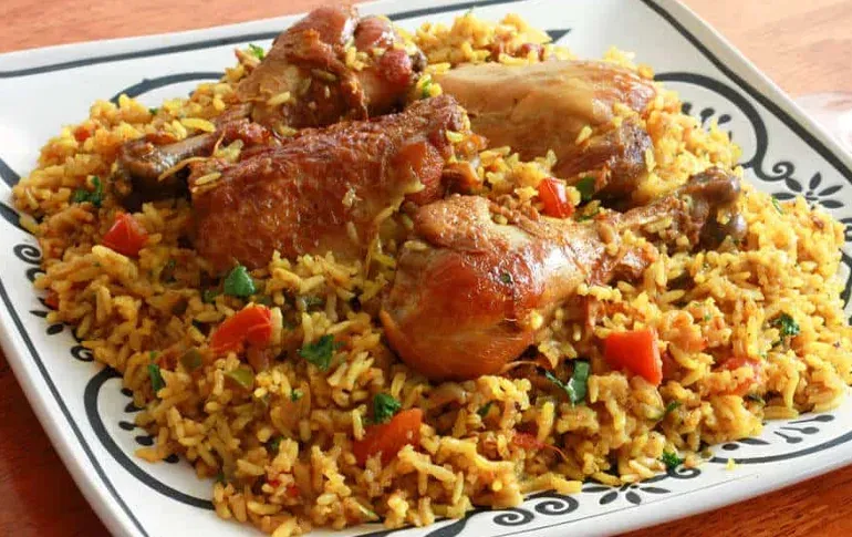 مجبوس مرغ از غذاهای محلی عمان