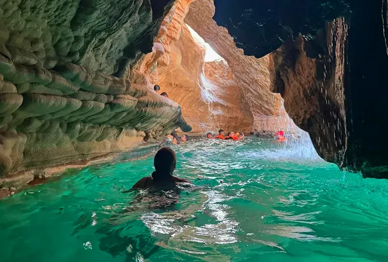 غار و آبشار مخفی وادی شاب عمان