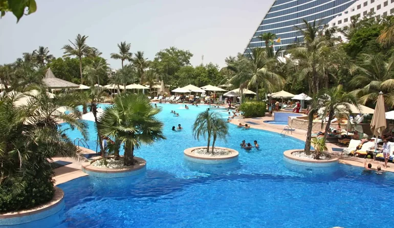 استخر ساحلی جمیرا از استخرهای دبی