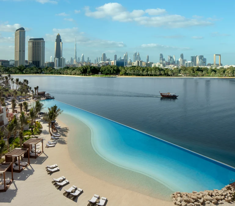 استخر هتل پارک حیات از استخرهای دبی