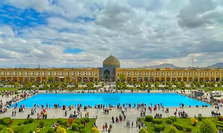 Naqsh-e Jahan Square: Safavid Architectural Triumph