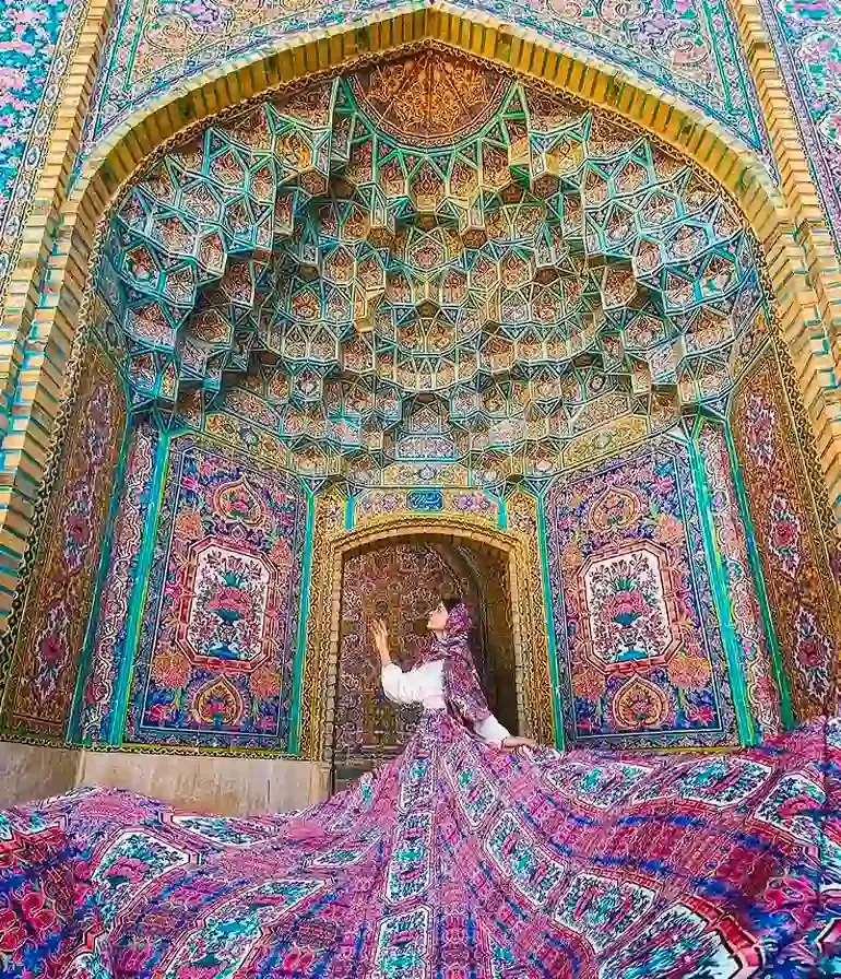 Nasir al-Mulk Mosque: A Kaleidoscope of Colors and Light